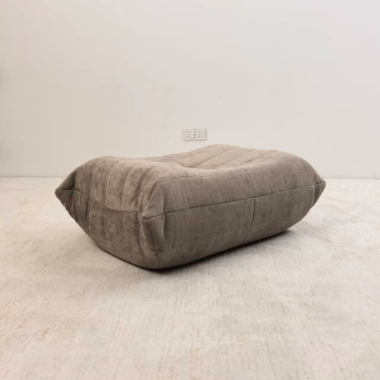 Niedriger plissierter Ottoman aus Veloursleder | DREAMOA