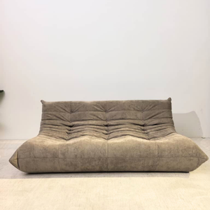 Low Lounge 3-Sitzer-Sofa aus Wildleder – Plissierte Silhouette | DREAMOA