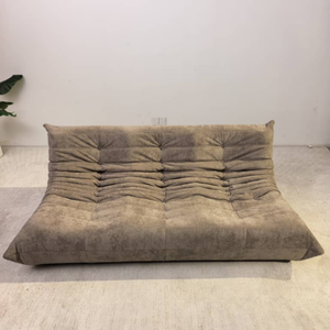 Low Lounge 3-Sitzer-Sofa aus Wildleder – Plissierte Silhouette | DREAMOA