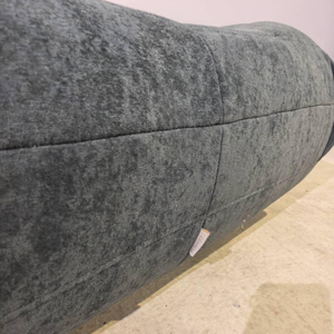 Niedriger plissierter Ottoman aus Veloursleder | DREAMOA