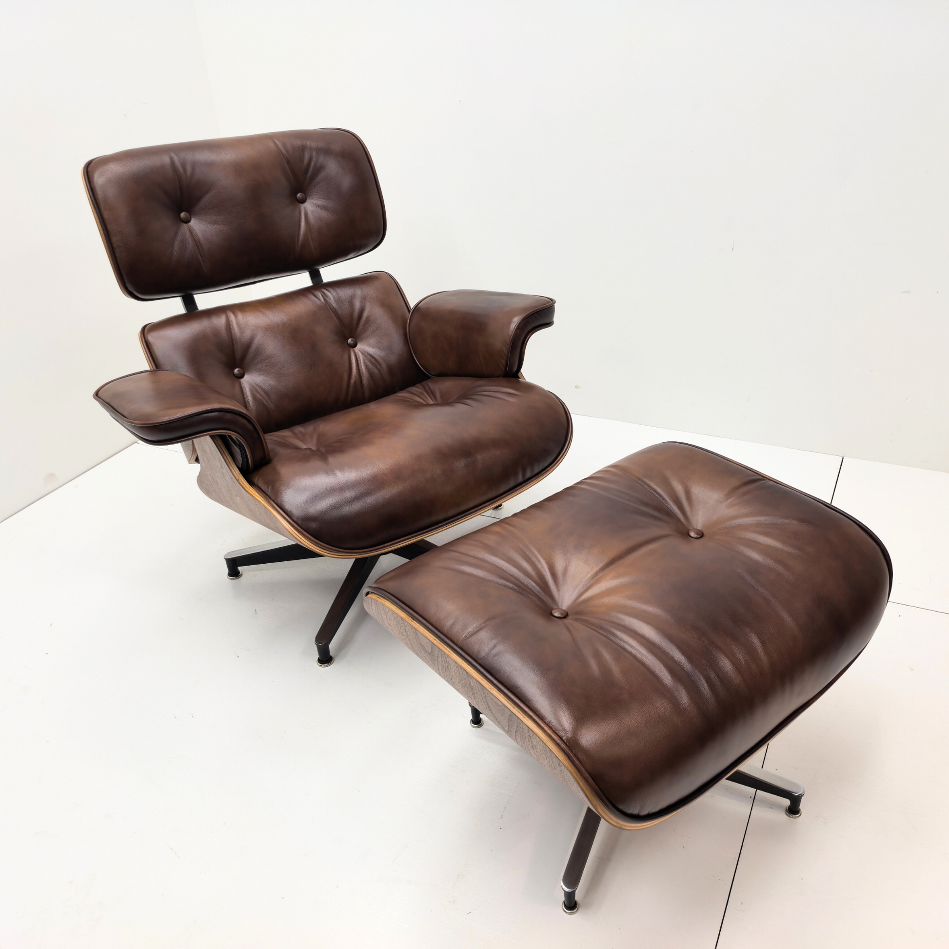 Chefsessel & Ottoman – Skulpturales Leder Lounge-Set | DREAMOA