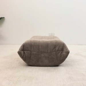 Niedriger plissierter Ottoman aus Veloursleder | DREAMOA