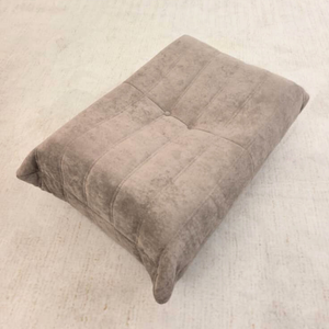 Niedriger plissierter Ottoman aus Veloursleder | DREAMOA