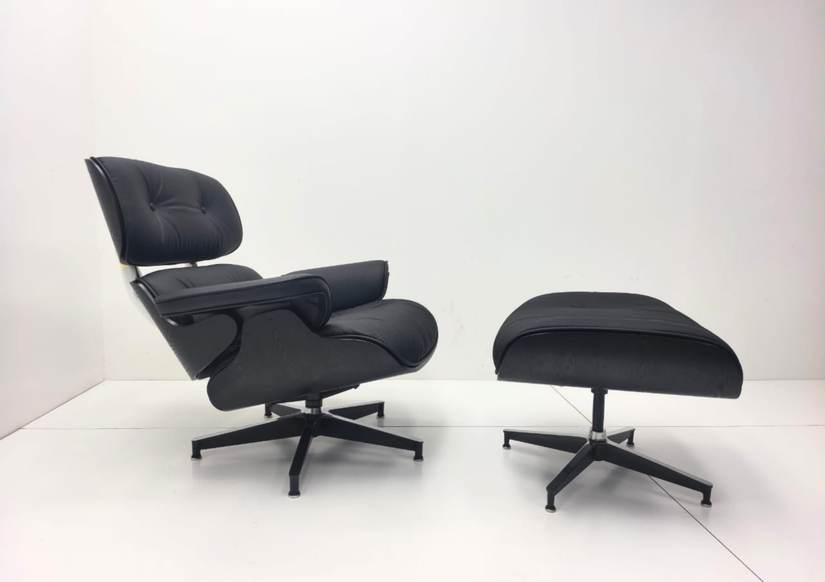 Chefsessel & Ottoman – Skulpturales Leder Lounge-Set | DREAMOA