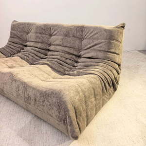 Low Lounge 3-Sitzer-Sofa aus Wildleder – Plissierte Silhouette | DREAMOA