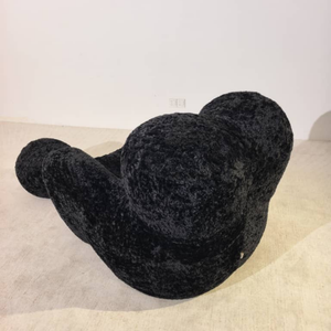 Skulpturaler Lounge Sessel in schwarzem Teddy-Stoff | DREAMOA
