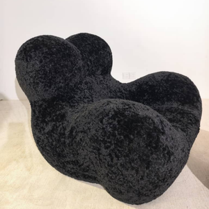 Skulpturaler Lounge Sessel in schwarzem Teddy-Stoff | DREAMOA