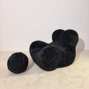 Skulpturaler Lounge Sessel in schwarzem Teddy-Stoff | DREAMOA