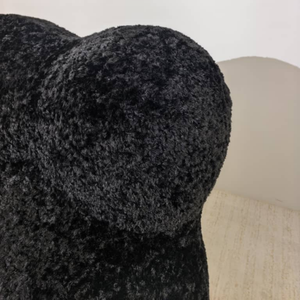 Skulpturaler Lounge Sessel in schwarzem Teddy-Stoff | DREAMOA