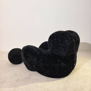 Skulpturaler Lounge Sessel in schwarzem Teddy-Stoff | DREAMOA