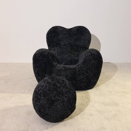 Skulpturaler Lounge Sessel in schwarzem Teddy-Stoff | DREAMOA