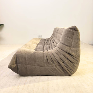 Low Lounge 3-Sitzer-Sofa aus Wildleder – Plissierte Silhouette | DREAMOA