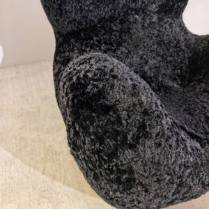 Skulpturaler Lounge Sessel in schwarzem Teddy-Stoff | DREAMOA