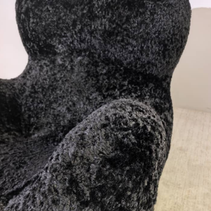 Skulpturaler Lounge Sessel in schwarzem Teddy-Stoff | DREAMOA