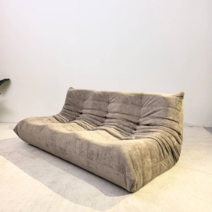 Low Lounge 3-Sitzer-Sofa aus Wildleder – Plissierte Silhouette | DREAMOA