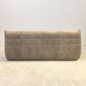 Low Lounge 3-Sitzer-Sofa aus Wildleder – Plissierte Silhouette | DREAMOA