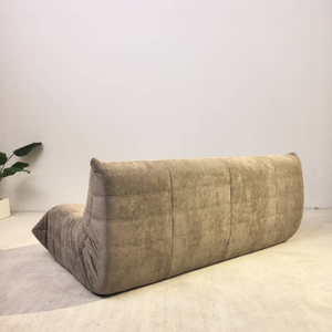 Low Lounge 3-Sitzer-Sofa aus Wildleder – Plissierte Silhouette | DREAMOA