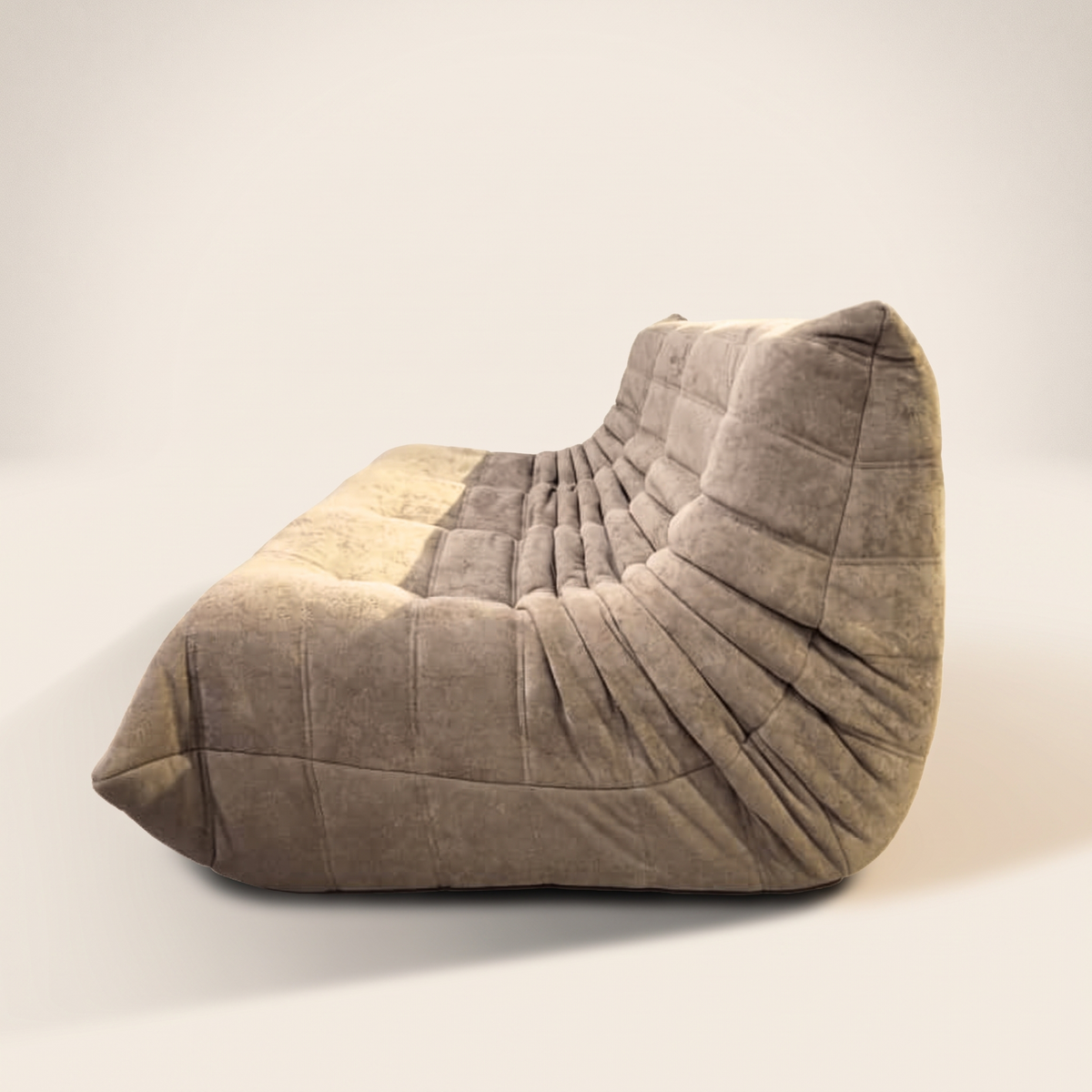 Low Lounge 3-Sitzer-Sofa aus Wildleder – Plissierte Silhouette | DREAMOA