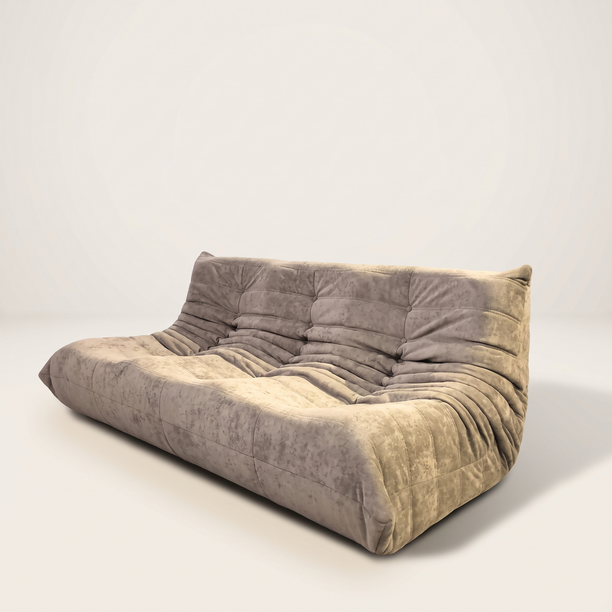 Low Lounge 3-Sitzer-Sofa aus Wildleder – Plissierte Silhouette | DREAMOA