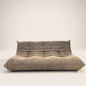 Low Lounge 3-Sitzer-Sofa aus Wildleder – Plissierte Silhouette | DREAMOA