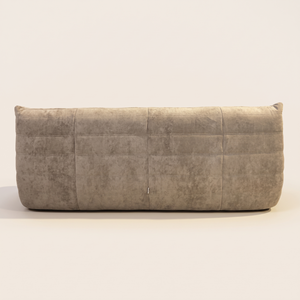 Low Lounge 3-Sitzer-Sofa aus Wildleder – Plissierte Silhouette | DREAMOA